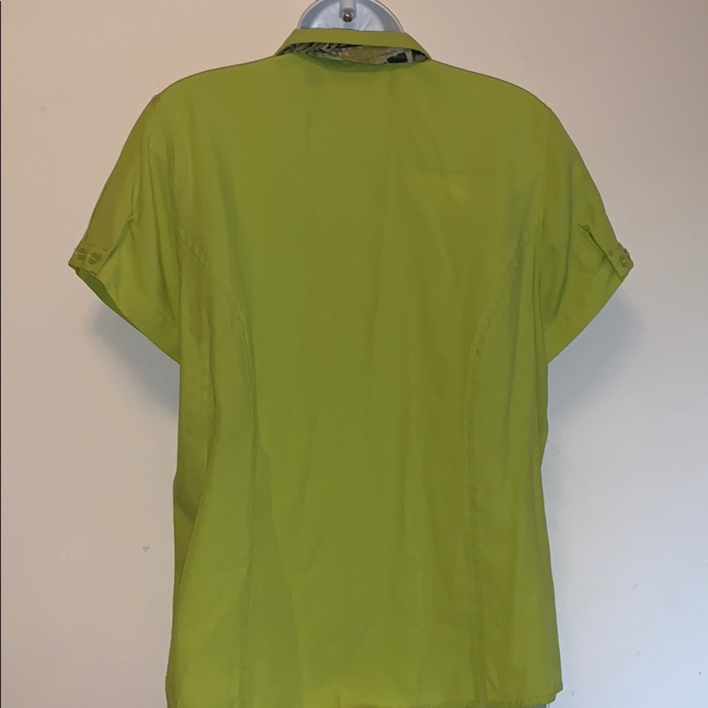 Button up size medium - Picture 5 of 6
